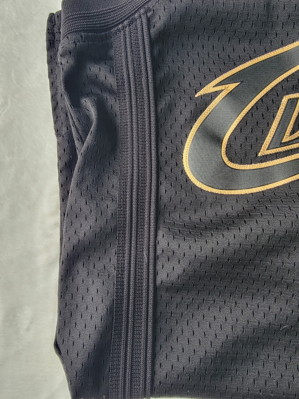 RARE ! Adidas CAVS Lebron JAMES #23 Black Gold Jersey - Picture 14 of 16